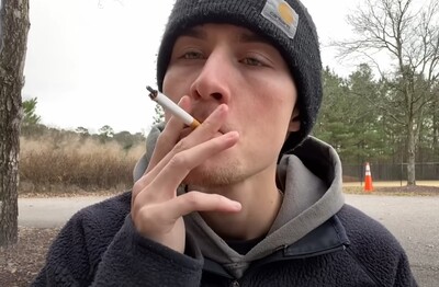 Лечение зависимости от табакокурения в Боровске Мужчина с сигаретой делает затяжку