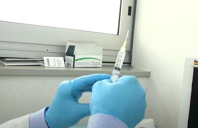 Проведение кодирования Вивитролом в Боровске Шприц с Вивитролом в руках у врача